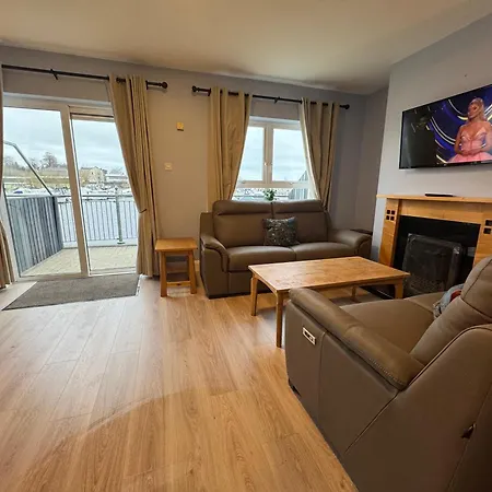 Feriehus Scenic River Shannon Three Bedroom House *